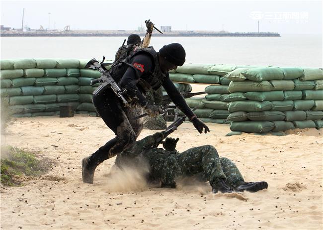 分布於澎湖、金門、馬祖的陸軍航特部兩棲偵察營是個歷史悠久且戰力精銳的部隊，士氣高昂的他們，展現操舟演練、格鬥戰技操演、岸際滲透和特戰裝備的陳展。（記者/邱榮吉攝影）