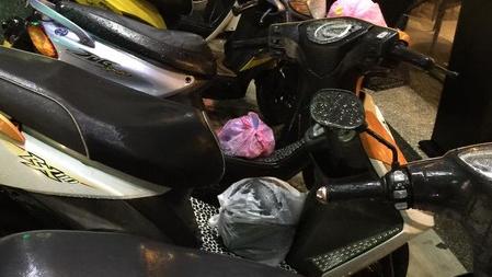 把安全帽全套袋防雨　貼心店員被讚翻