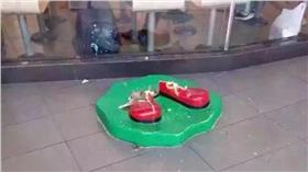 麥當勞叔叔被帶走。（圖／翻攝自央廣網）