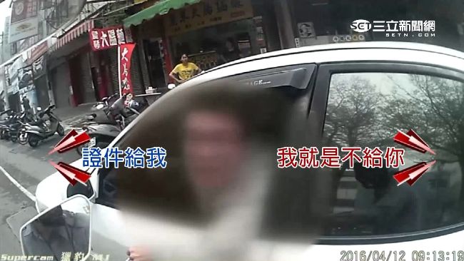 違停譙警「媽的！」　看警拔槍就變乖