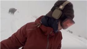 滑雪遇到熊（圖／翻攝自YouTube）