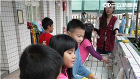 ▲新北市公衛護士入幼兒園教導幼童腸病毒洗手時機與正確步驟。（圖／新北市衛生局）