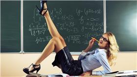 胸罩,露奶,麻辣教師,高中老師,女教師▲圖／達志影像