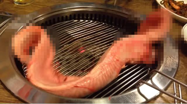 不想被吃！剝皮鰻魚烤爐上不斷扭動