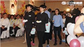 全家送「小燈泡」最後一程。（楊忠翰攝）