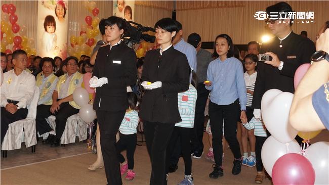 母許願天上再相會　家人淚送小燈泡