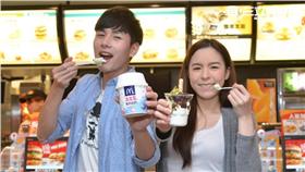 ▲麥當勞推抹茶冰品　繪文字登上甜甜圈。（圖／業者）