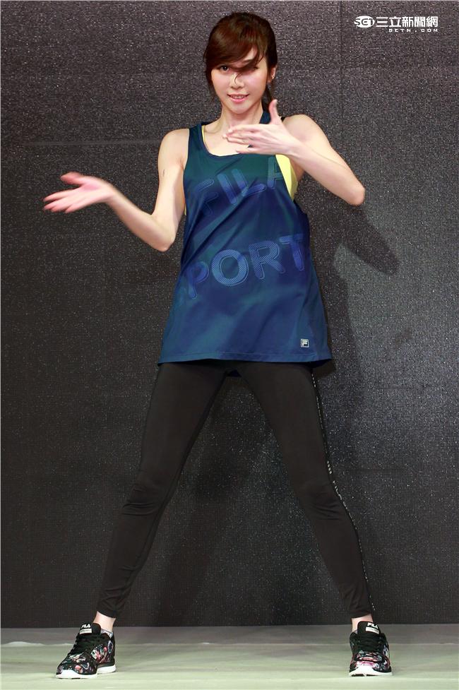 謝佳見代言品牌運動服飾與雪膚女神張景嵐舞力全開，震撼全場熱力四射。（記者邱榮吉/攝影）