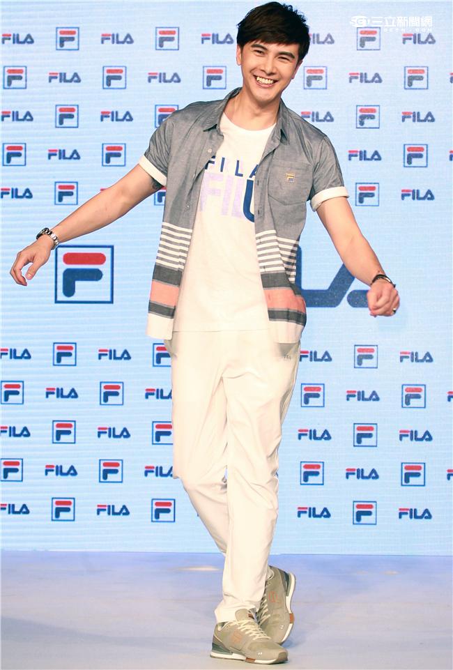 謝佳見代言品牌運動服飾與雪膚女神張景嵐舞力全開，震撼全場熱力四射。（記者邱榮吉/攝影）