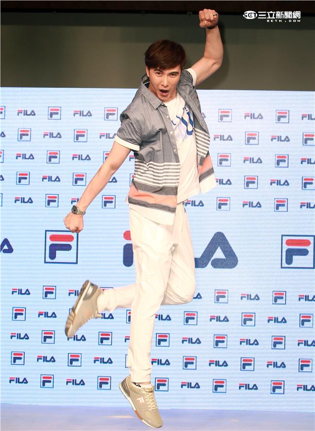 謝佳見代言品牌運動服飾與雪膚女神張景嵐舞力全開，震撼全場熱力四射。（記者邱榮吉/攝影）