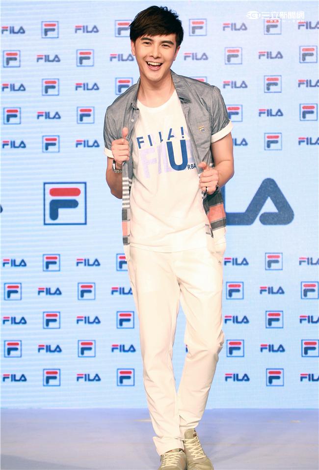 謝佳見代言品牌運動服飾與雪膚女神張景嵐舞力全開，震撼全場熱力四射。（記者邱榮吉/攝影）