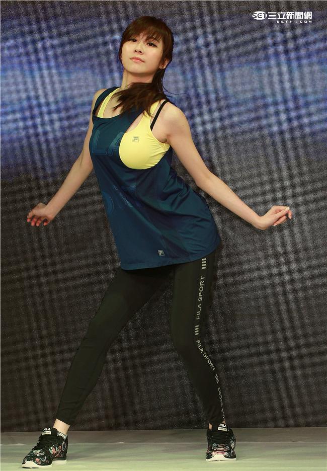 謝佳見代言品牌運動服飾與雪膚女神張景嵐舞力全開，震撼全場熱力四射。（記者邱榮吉/攝影）