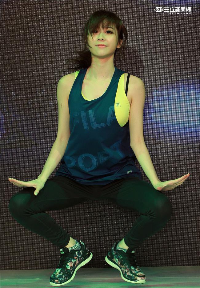 謝佳見代言品牌運動服飾與雪膚女神張景嵐舞力全開，震撼全場熱力四射。（記者邱榮吉/攝影）