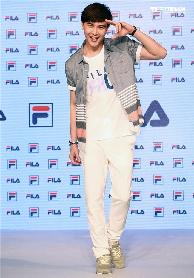 謝佳見代言品牌運動服飾與雪膚女神張景嵐舞力全開，震撼全場熱力四射。（記者邱榮吉/攝影）