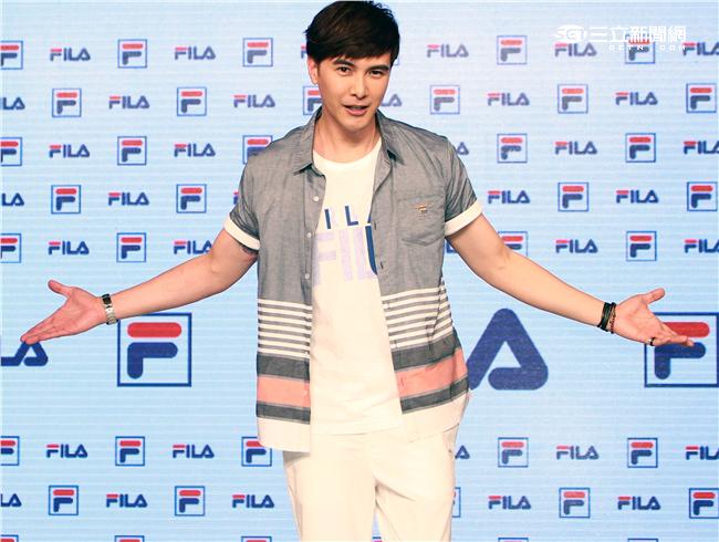 謝佳見代言品牌運動服飾與雪膚女神張景嵐舞力全開，震撼全場熱力四射。（記者邱榮吉/攝影）