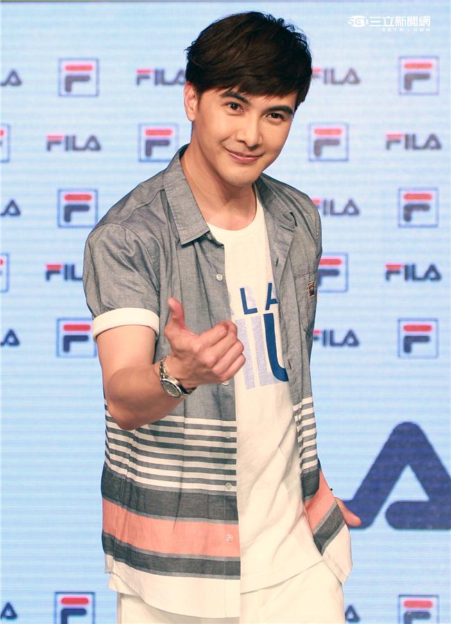 謝佳見代言品牌運動服飾與雪膚女神張景嵐舞力全開，震撼全場熱力四射。（記者邱榮吉/攝影）