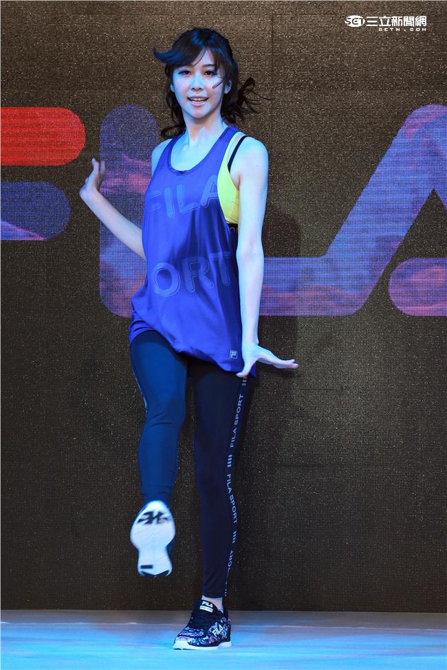 謝佳見代言品牌運動服飾與雪膚女神張景嵐舞力全開，震撼全場熱力四射。（記者邱榮吉/攝影）