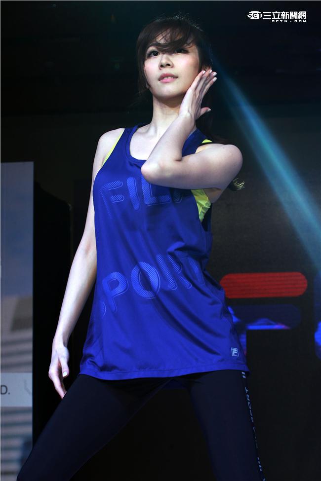 謝佳見代言品牌運動服飾與雪膚女神張景嵐舞力全開，震撼全場熱力四射。（記者邱榮吉/攝影）