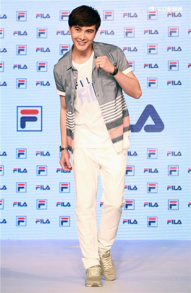 謝佳見代言品牌運動服飾與雪膚女神張景嵐舞力全開，震撼全場熱力四射。（記者邱榮吉/攝影）