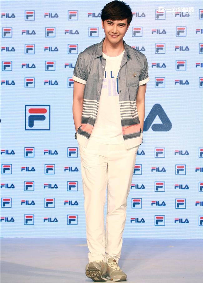 謝佳見代言品牌運動服飾與雪膚女神張景嵐舞力全開，震撼全場熱力四射。（記者邱榮吉/攝影）