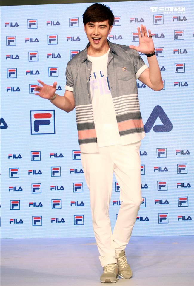 謝佳見代言品牌運動服飾與雪膚女神張景嵐舞力全開，震撼全場熱力四射。（記者邱榮吉/攝影）