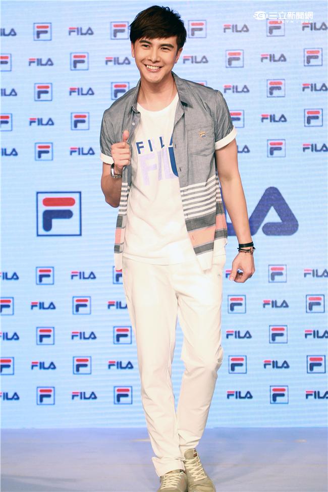 謝佳見代言品牌運動服飾與雪膚女神張景嵐舞力全開，震撼全場熱力四射。（記者邱榮吉/攝影）