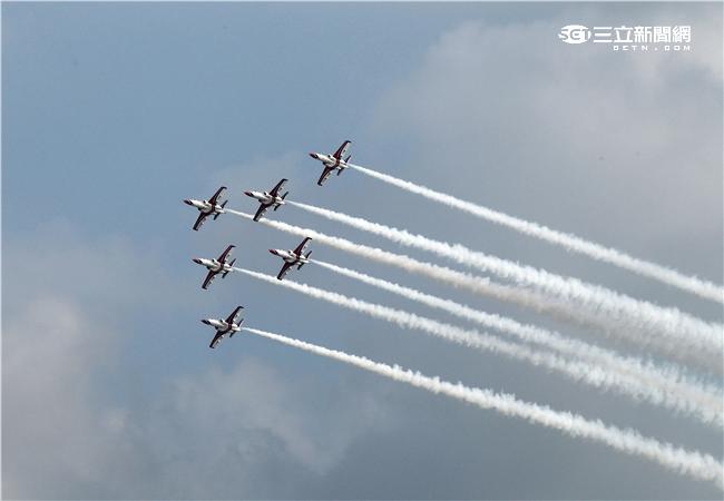 享譽國際的中華民國空軍雷虎小組1953年成立於台南空軍基地，使用表演機型從最早F-84雷霆機，到F-86G、F-86F軍刀機、F-5A、F-5E戰機等。1988年1月，改由空軍軍官學校戰鬥組教官接替特技表演任務，並換裝自製AT-3自強號噴射教練機，表演20項高難度空中戰技課目。（記者/邱榮吉攝影）