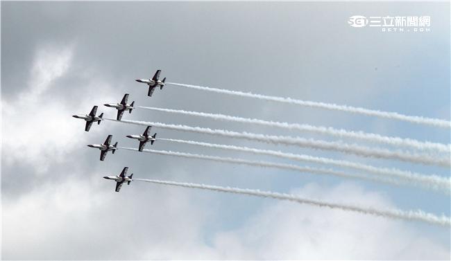 享譽國際的中華民國空軍雷虎小組1953年成立於台南空軍基地，使用表演機型從最早F-84雷霆機，到F-86G、F-86F軍刀機、F-5A、F-5E戰機等。1988年1月，改由空軍軍官學校戰鬥組教官接替特技表演任務，並換裝自製AT-3自強號噴射教練機，表演20項高難度空中戰技課目。（記者/邱榮吉攝影）