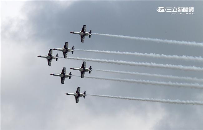 享譽國際的中華民國空軍雷虎小組1953年成立於台南空軍基地，使用表演機型從最早F-84雷霆機，到F-86G、F-86F軍刀機、F-5A、F-5E戰機等。1988年1月，改由空軍軍官學校戰鬥組教官接替特技表演任務，並換裝自製AT-3自強號噴射教練機，表演20項高難度空中戰技課目。（記者/邱榮吉攝影）