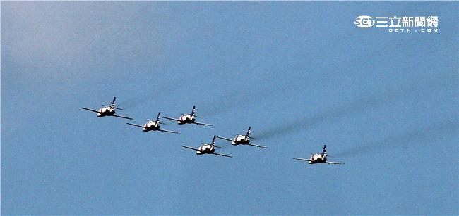 享譽國際的中華民國空軍雷虎小組1953年成立於台南空軍基地，使用表演機型從最早F-84雷霆機，到F-86G、F-86F軍刀機、F-5A、F-5E戰機等。1988年1月，改由空軍軍官學校戰鬥組教官接替特技表演任務，並換裝自製AT-3自強號噴射教練機，表演20項高難度空中戰技課目。（記者/邱榮吉攝影）