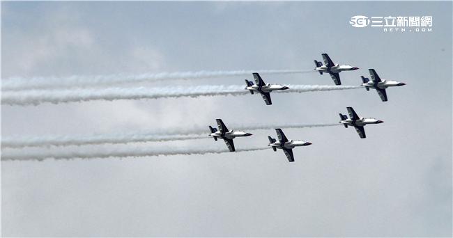 享譽國際的中華民國空軍雷虎小組1953年成立於台南空軍基地，使用表演機型從最早F-84雷霆機，到F-86G、F-86F軍刀機、F-5A、F-5E戰機等。1988年1月，改由空軍軍官學校戰鬥組教官接替特技表演任務，並換裝自製AT-3自強號噴射教練機，表演20項高難度空中戰技課目。（記者/邱榮吉攝影）