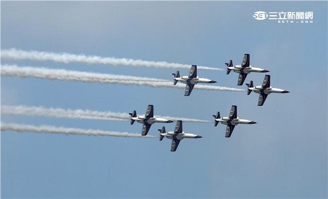 享譽國際的中華民國空軍雷虎小組1953年成立於台南空軍基地，使用表演機型從最早F-84雷霆機，到F-86G、F-86F軍刀機、F-5A、F-5E戰機等。1988年1月，改由空軍軍官學校戰鬥組教官接替特技表演任務，並換裝自製AT-3自強號噴射教練機，表演20項高難度空中戰技課目。（記者/邱榮吉攝影）