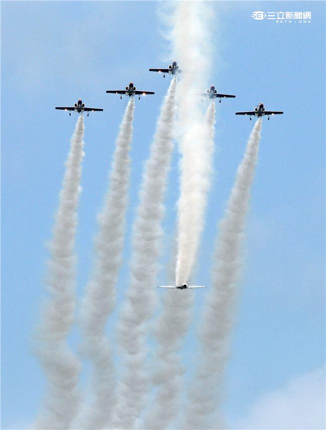享譽國際的中華民國空軍雷虎小組1953年成立於台南空軍基地，使用表演機型從最早F-84雷霆機，到F-86G、F-86F軍刀機、F-5A、F-5E戰機等。1988年1月，改由空軍軍官學校戰鬥組教官接替特技表演任務，並換裝自製AT-3自強號噴射教練機，表演20項高難度空中戰技課目。（記者/邱榮吉攝影）