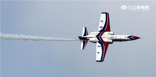 享譽國際的中華民國空軍雷虎小組1953年成立於台南空軍基地，使用表演機型從最早F-84雷霆機，到F-86G、F-86F軍刀機、F-5A、F-5E戰機等。1988年1月，改由空軍軍官學校戰鬥組教官接替特技表演任務，並換裝自製AT-3自強號噴射教練機，表演20項高難度空中戰技課目。（記者/邱榮吉攝影）