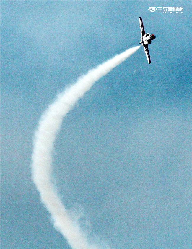 享譽國際的中華民國空軍雷虎小組1953年成立於台南空軍基地，使用表演機型從最早F-84雷霆機，到F-86G、F-86F軍刀機、F-5A、F-5E戰機等。1988年1月，改由空軍軍官學校戰鬥組教官接替特技表演任務，並換裝自製AT-3自強號噴射教練機，表演20項高難度空中戰技課目。（記者/邱榮吉攝影）