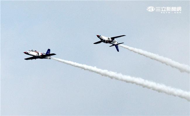 享譽國際的中華民國空軍雷虎小組1953年成立於台南空軍基地，使用表演機型從最早F-84雷霆機，到F-86G、F-86F軍刀機、F-5A、F-5E戰機等。1988年1月，改由空軍軍官學校戰鬥組教官接替特技表演任務，並換裝自製AT-3自強號噴射教練機，表演20項高難度空中戰技課目。（記者/邱榮吉攝影）