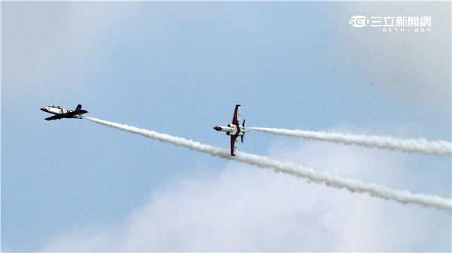 享譽國際的中華民國空軍雷虎小組1953年成立於台南空軍基地，使用表演機型從最早F-84雷霆機，到F-86G、F-86F軍刀機、F-5A、F-5E戰機等。1988年1月，改由空軍軍官學校戰鬥組教官接替特技表演任務，並換裝自製AT-3自強號噴射教練機，表演20項高難度空中戰技課目。（記者/邱榮吉攝影）