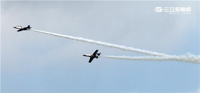 享譽國際的中華民國空軍雷虎小組1953年成立於台南空軍基地，使用表演機型從最早F-84雷霆機，到F-86G、F-86F軍刀機、F-5A、F-5E戰機等。1988年1月，改由空軍軍官學校戰鬥組教官接替特技表演任務，並換裝自製AT-3自強號噴射教練機，表演20項高難度空中戰技課目。（記者/邱榮吉攝影）