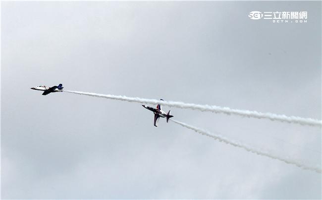 享譽國際的中華民國空軍雷虎小組1953年成立於台南空軍基地，使用表演機型從最早F-84雷霆機，到F-86G、F-86F軍刀機、F-5A、F-5E戰機等。1988年1月，改由空軍軍官學校戰鬥組教官接替特技表演任務，並換裝自製AT-3自強號噴射教練機，表演20項高難度空中戰技課目。（記者/邱榮吉攝影）