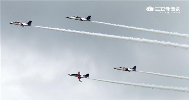 享譽國際的中華民國空軍雷虎小組1953年成立於台南空軍基地，使用表演機型從最早F-84雷霆機，到F-86G、F-86F軍刀機、F-5A、F-5E戰機等。1988年1月，改由空軍軍官學校戰鬥組教官接替特技表演任務，並換裝自製AT-3自強號噴射教練機，表演20項高難度空中戰技課目。（記者/邱榮吉攝影）