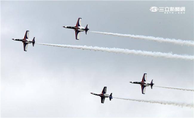 享譽國際的中華民國空軍雷虎小組1953年成立於台南空軍基地，使用表演機型從最早F-84雷霆機，到F-86G、F-86F軍刀機、F-5A、F-5E戰機等。1988年1月，改由空軍軍官學校戰鬥組教官接替特技表演任務，並換裝自製AT-3自強號噴射教練機，表演20項高難度空中戰技課目。（記者/邱榮吉攝影）