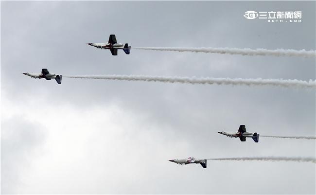 享譽國際的中華民國空軍雷虎小組1953年成立於台南空軍基地，使用表演機型從最早F-84雷霆機，到F-86G、F-86F軍刀機、F-5A、F-5E戰機等。1988年1月，改由空軍軍官學校戰鬥組教官接替特技表演任務，並換裝自製AT-3自強號噴射教練機，表演20項高難度空中戰技課目。（記者/邱榮吉攝影）