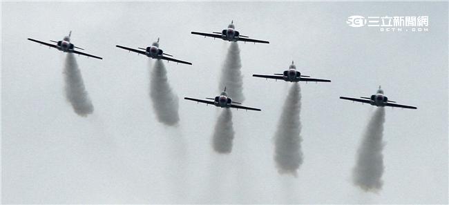 享譽國際的中華民國空軍雷虎小組1953年成立於台南空軍基地，使用表演機型從最早F-84雷霆機，到F-86G、F-86F軍刀機、F-5A、F-5E戰機等。1988年1月，改由空軍軍官學校戰鬥組教官接替特技表演任務，並換裝自製AT-3自強號噴射教練機，表演20項高難度空中戰技課目。（記者/邱榮吉攝影）