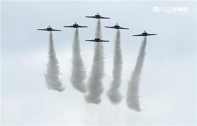 享譽國際的中華民國空軍雷虎小組1953年成立於台南空軍基地，使用表演機型從最早F-84雷霆機，到F-86G、F-86F軍刀機、F-5A、F-5E戰機等。1988年1月，改由空軍軍官學校戰鬥組教官接替特技表演任務，並換裝自製AT-3自強號噴射教練機，表演20項高難度空中戰技課目。（記者/邱榮吉攝影）