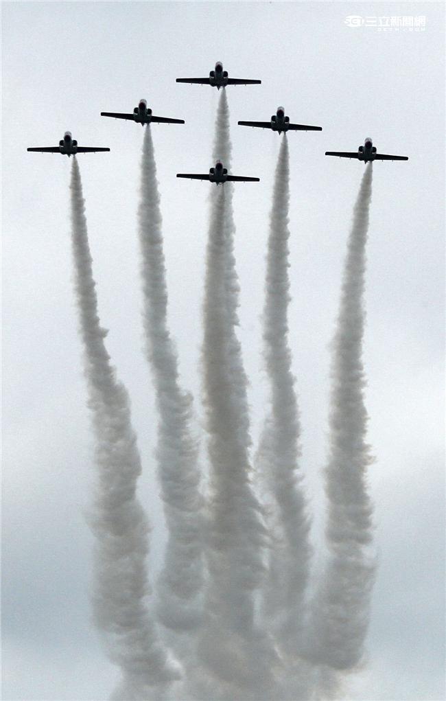 享譽國際的中華民國空軍雷虎小組1953年成立於台南空軍基地，使用表演機型從最早F-84雷霆機，到F-86G、F-86F軍刀機、F-5A、F-5E戰機等。1988年1月，改由空軍軍官學校戰鬥組教官接替特技表演任務，並換裝自製AT-3自強號噴射教練機，表演20項高難度空中戰技課目。（記者/邱榮吉攝影）