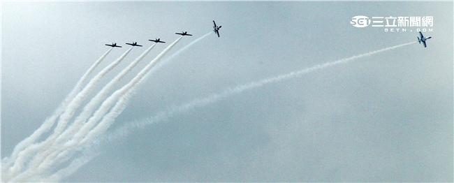 享譽國際的中華民國空軍雷虎小組1953年成立於台南空軍基地，使用表演機型從最早F-84雷霆機，到F-86G、F-86F軍刀機、F-5A、F-5E戰機等。1988年1月，改由空軍軍官學校戰鬥組教官接替特技表演任務，並換裝自製AT-3自強號噴射教練機，表演20項高難度空中戰技課目。（記者/邱榮吉攝影）