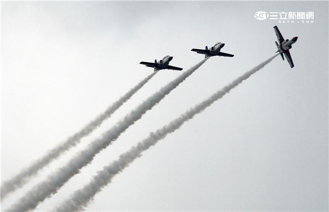 享譽國際的中華民國空軍雷虎小組1953年成立於台南空軍基地，使用表演機型從最早F-84雷霆機，到F-86G、F-86F軍刀機、F-5A、F-5E戰機等。1988年1月，改由空軍軍官學校戰鬥組教官接替特技表演任務，並換裝自製AT-3自強號噴射教練機，表演20項高難度空中戰技課目。（記者/邱榮吉攝影）