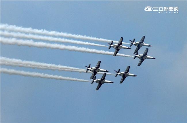 享譽國際的中華民國空軍雷虎小組1953年成立於台南空軍基地，使用表演機型從最早F-84雷霆機，到F-86G、F-86F軍刀機、F-5A、F-5E戰機等。1988年1月，改由空軍軍官學校戰鬥組教官接替特技表演任務，並換裝自製AT-3自強號噴射教練機，表演20項高難度空中戰技課目。（記者/邱榮吉攝影）