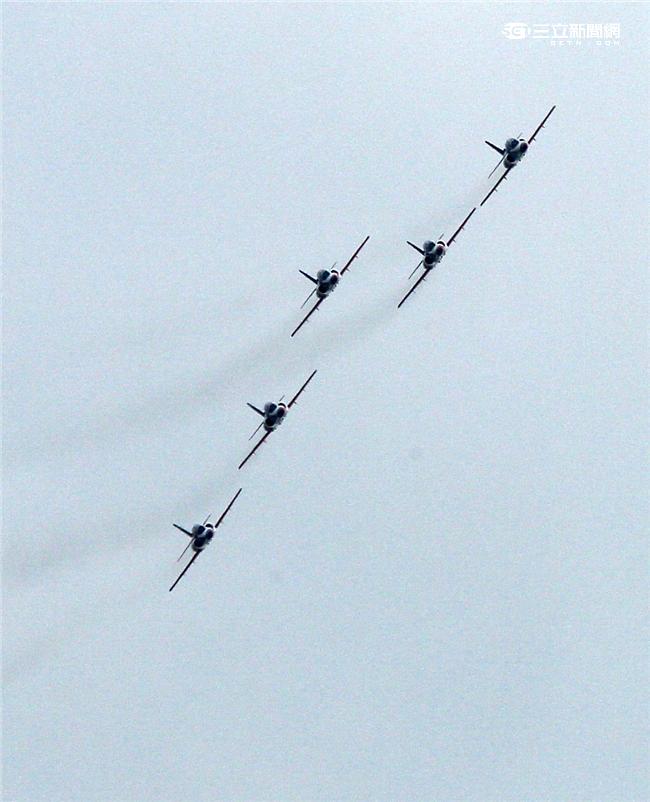 享譽國際的中華民國空軍雷虎小組1953年成立於台南空軍基地，使用表演機型從最早F-84雷霆機，到F-86G、F-86F軍刀機、F-5A、F-5E戰機等。1988年1月，改由空軍軍官學校戰鬥組教官接替特技表演任務，並換裝自製AT-3自強號噴射教練機，表演20項高難度空中戰技課目。（記者/邱榮吉攝影）