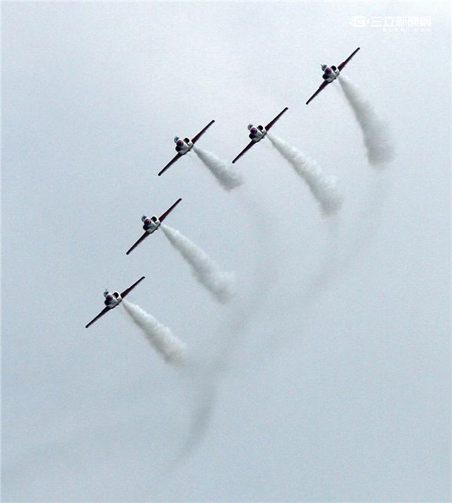 享譽國際的中華民國空軍雷虎小組1953年成立於台南空軍基地，使用表演機型從最早F-84雷霆機，到F-86G、F-86F軍刀機、F-5A、F-5E戰機等。1988年1月，改由空軍軍官學校戰鬥組教官接替特技表演任務，並換裝自製AT-3自強號噴射教練機，表演20項高難度空中戰技課目。（記者/邱榮吉攝影）